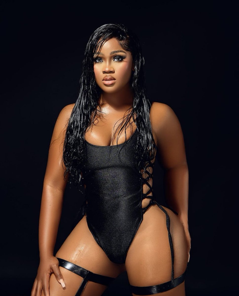 AssistantEbukaa's tweet photo. Ceec ATE with these pics 🖤🔥

#BBNaija https://t.co/lg1YiQVRec