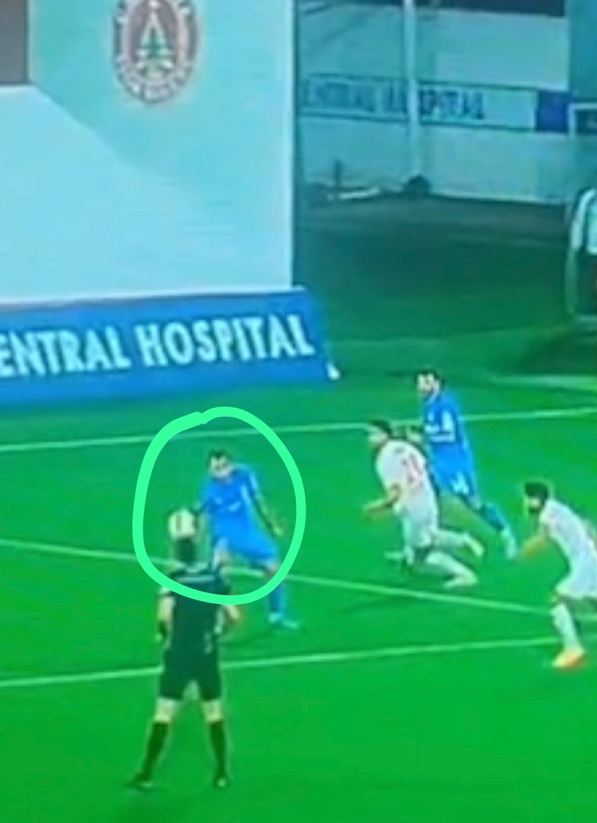 devrimzengi79's tweet photo. Bilin bakalım,bu topla oynayan kaleci mi futbolcu mu ? 
İkinci soru hakem görüyor mu ? görüyorsa penaltıyı niye vermiyor..
Tuz koktu beyler..
(Ümraniyespor 1-1 Tuzlaspor ) https://t.co/KVCGGhwfO4