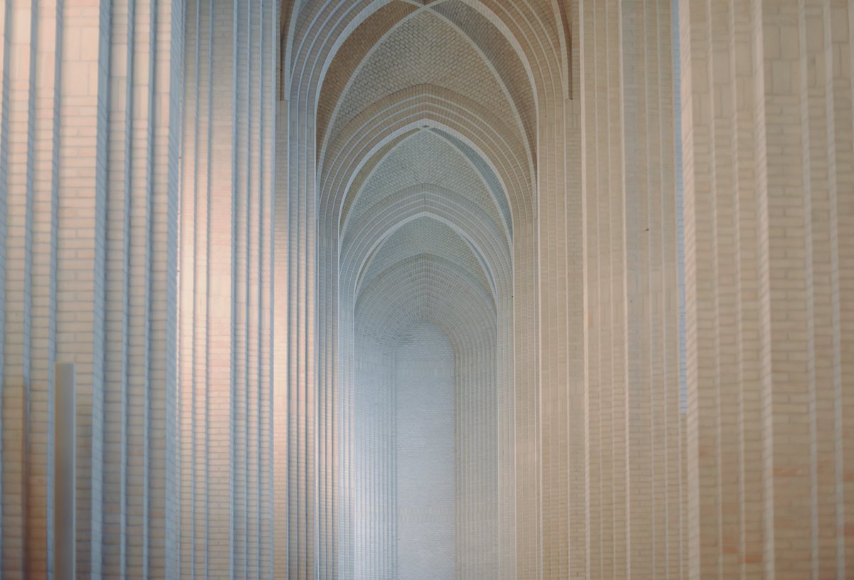 Existe en Dinamarca un espacio concebido para manipular la percepción y las emociones, a tal punto que muchos al ver sus fotografías dudan de su existencia. 

Pero para poder explorar este lugar, tenemos que ir más allá de lo visible.

¿Quieren conocerlo?
Abro hilo 🔽