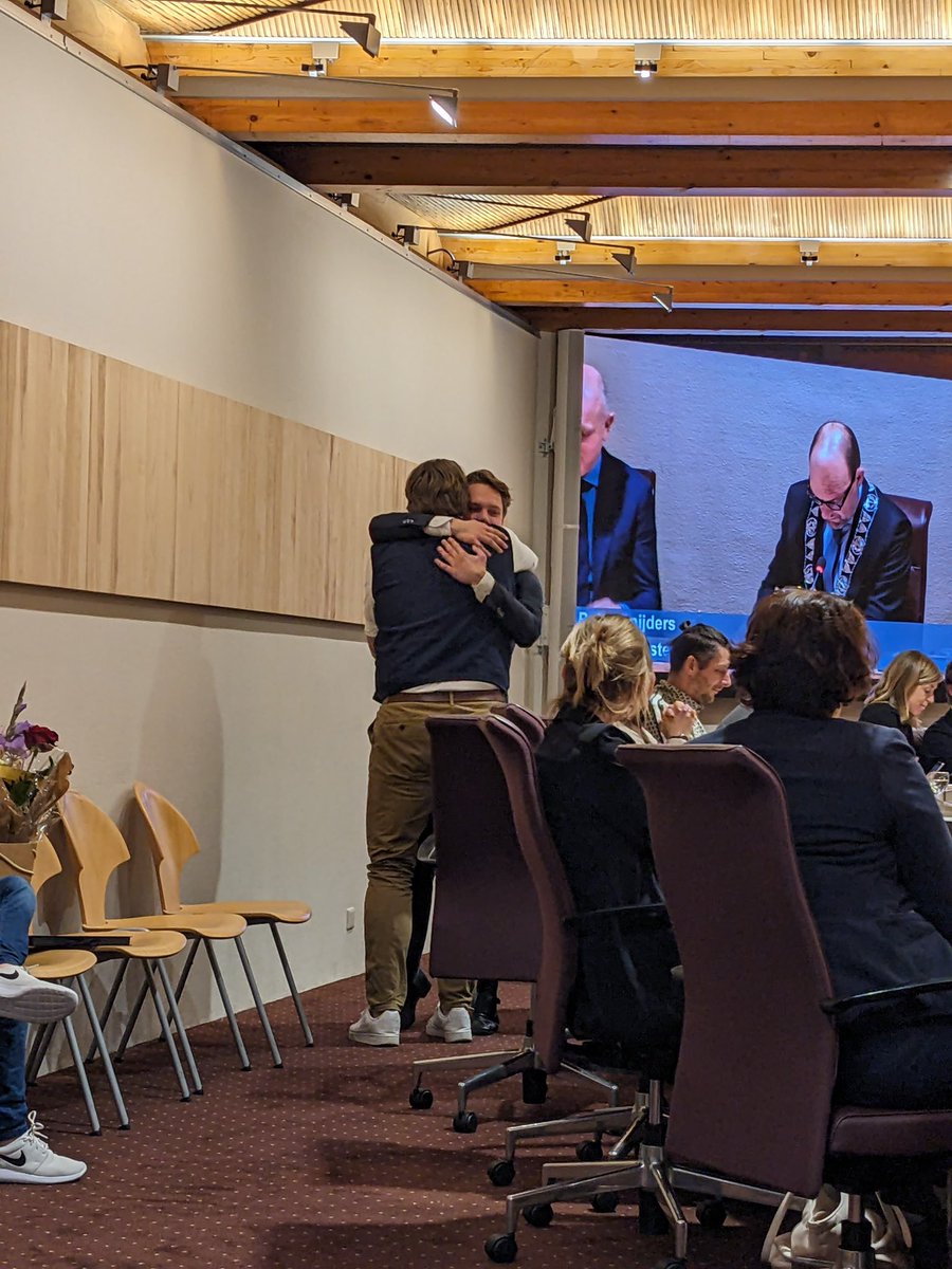 We gaan <a href="/jrfdoornbos/">Jeroen Doornbos</a> missen. Jeroen, je bent een fantastische volksvertegenwoordiger voor de <a href="/VVDZwolle/">VVD Zwolle</a> geweest! Je hebt de fractie altijd met verve en enorm veel inzet op de kaart gezet. Dank voor al die jaren mooie politiek, campagne en bovenal heel veel lachen 🤍💙