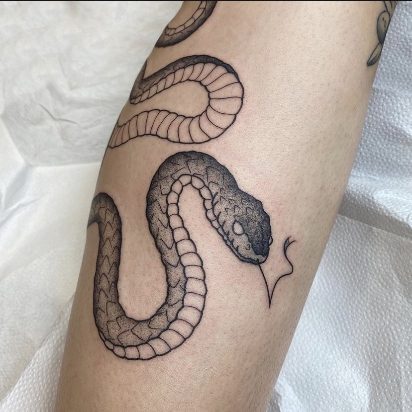 isssacea's tweet photo. hola🧚🏻‍♂️ soy tatuadora en sevilla y cierran el estudio en el que estoy, si alguien sabe de alguno que busque tatuadorx estaría muy agradecida por la información!

estos son algunos de mis trabajitos🫶🏻
más cositas en zeta.tat en el link de abajo

https://t.co/7Ew8wYpFwf https://t.co/0VY1rG8N3l