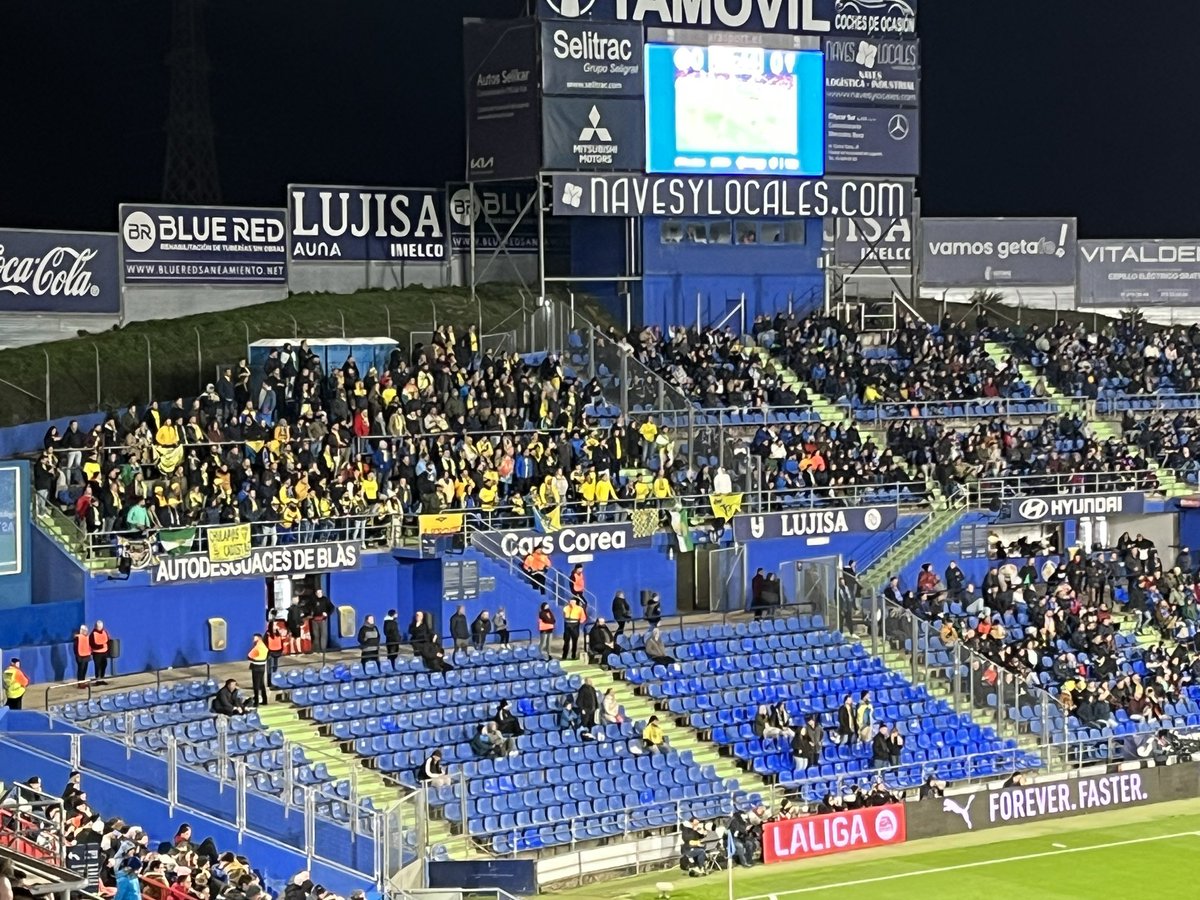 afernan9's tweet photo. Fondo sur del Coliseum:
“Cádiz es, un pueblo de Jerez.”

Fondo norte (afición visitante):
“Getafe es, un pueblo de Leganés.” https://t.co/oPK6BqgH39