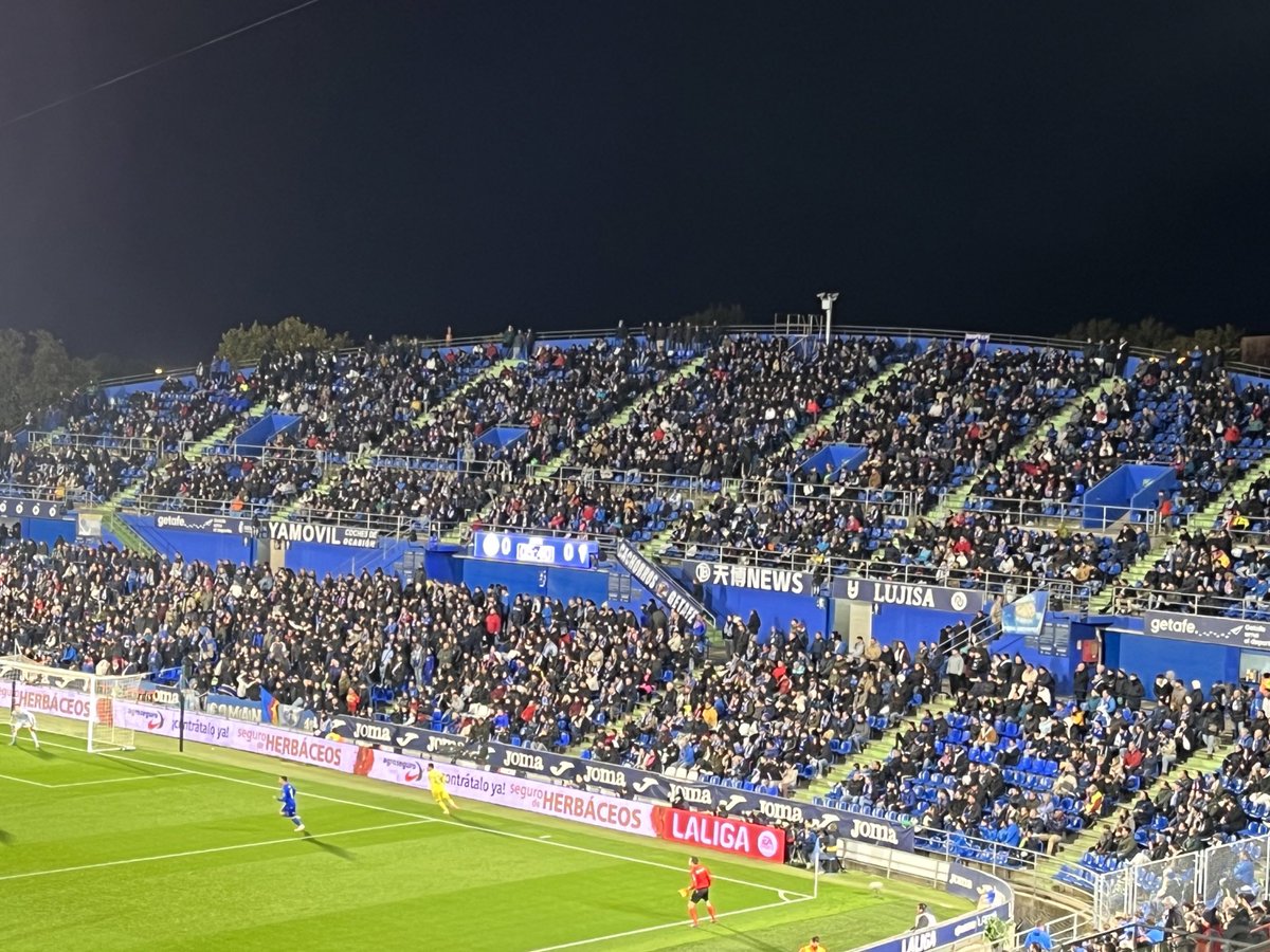 afernan9's tweet photo. Fondo sur del Coliseum:
“Cádiz es, un pueblo de Jerez.”

Fondo norte (afición visitante):
“Getafe es, un pueblo de Leganés.” https://t.co/oPK6BqgH39