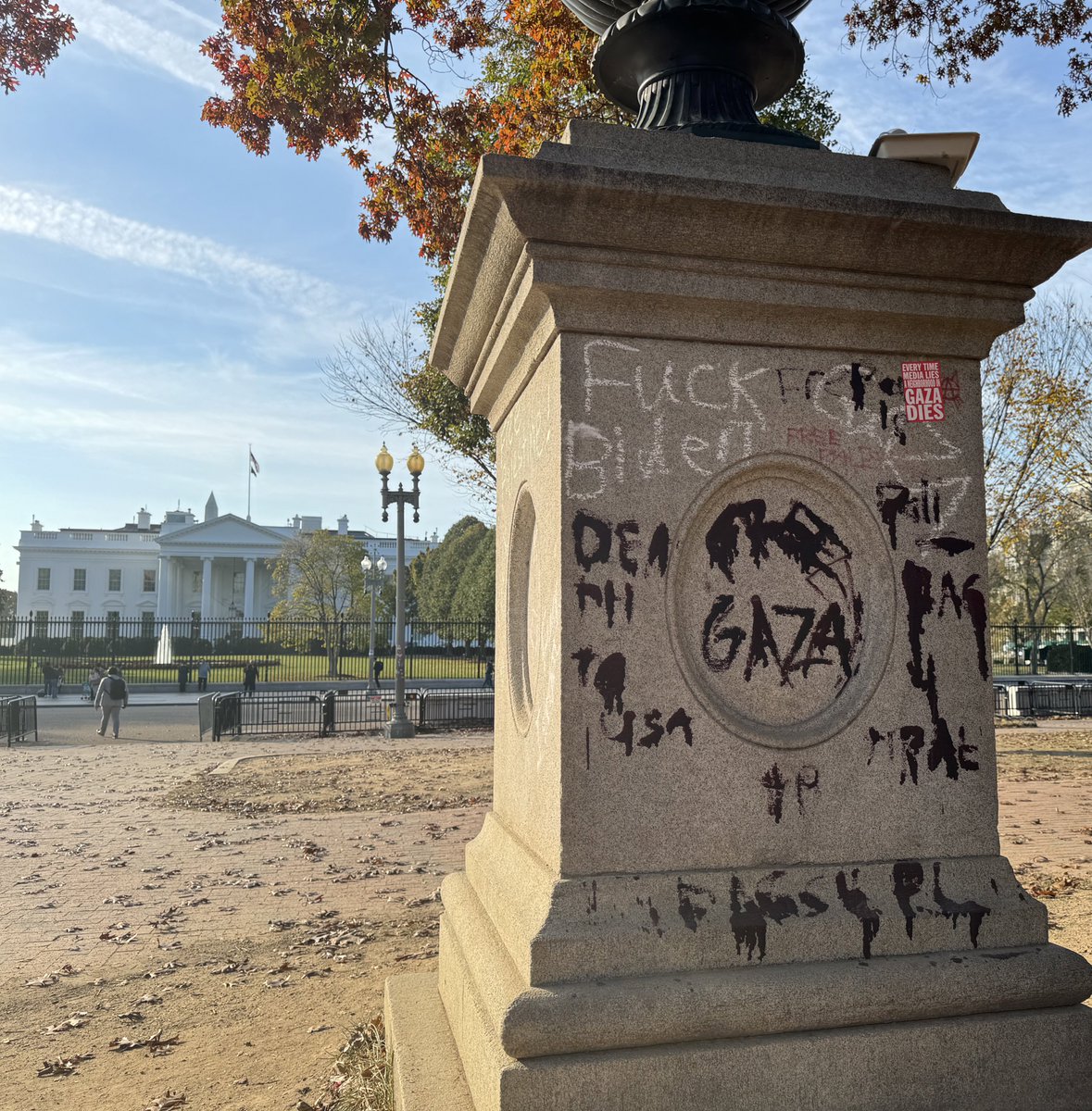bennyjohnson's tweet photo. MSM is crickets on the radical and violent Pro-Palestine protests at the White House this past weekend.

So I flew to DC to see for myself.

The protesters vandalized the national monument with Anti-Joe Biden slurs. They HATE Joe Biden.

No wonder corporate media won’t cover it, they’re protecting him.