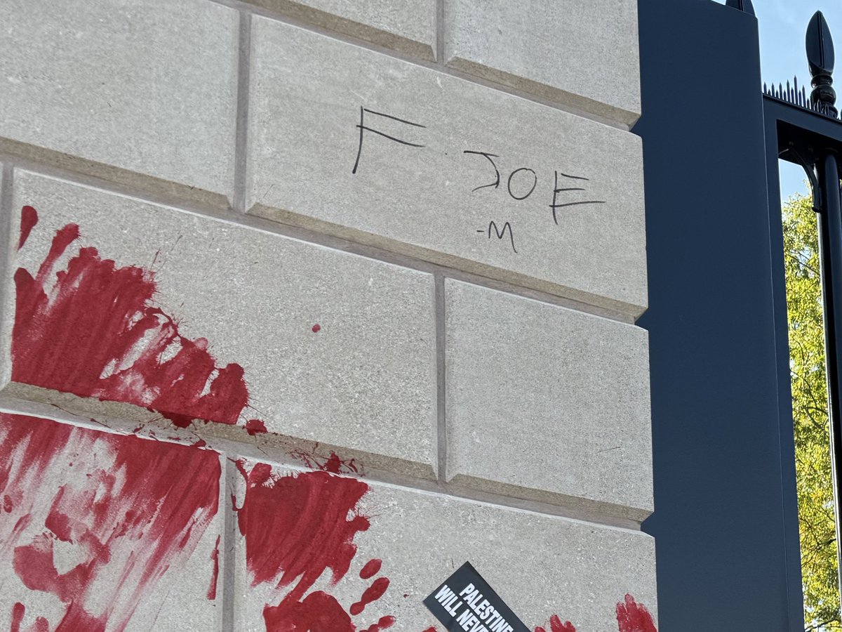 bennyjohnson's tweet photo. MSM is crickets on the radical and violent Pro-Palestine protests at the White House this past weekend.

So I flew to DC to see for myself.

The protesters vandalized the national monument with Anti-Joe Biden slurs. They HATE Joe Biden.

No wonder corporate media won’t cover it, they’re protecting him.