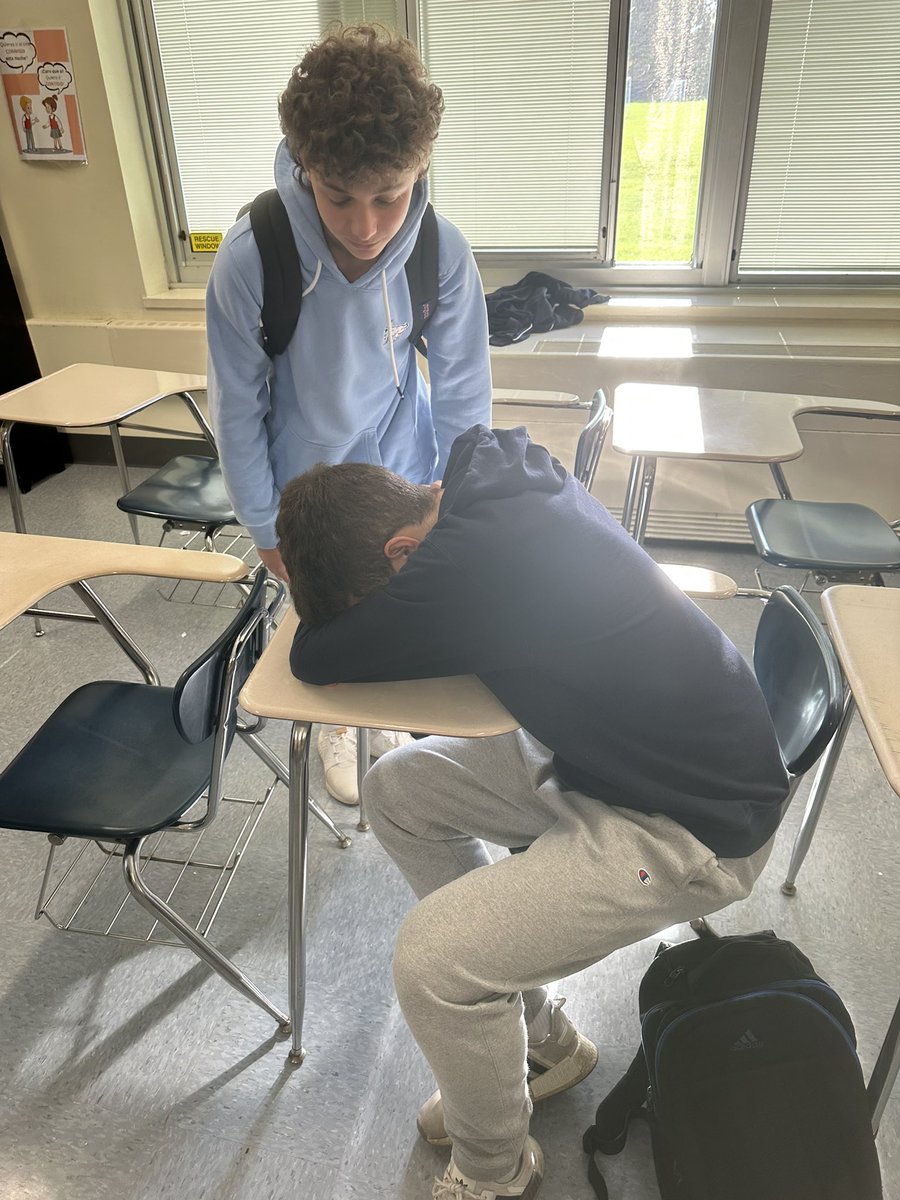 Lil_Brick2018's tweet image. My good friend Aidan is still super bummed out about his recent incident in spanish class. Fortunately, his outfit was stellar today! #futurechemist