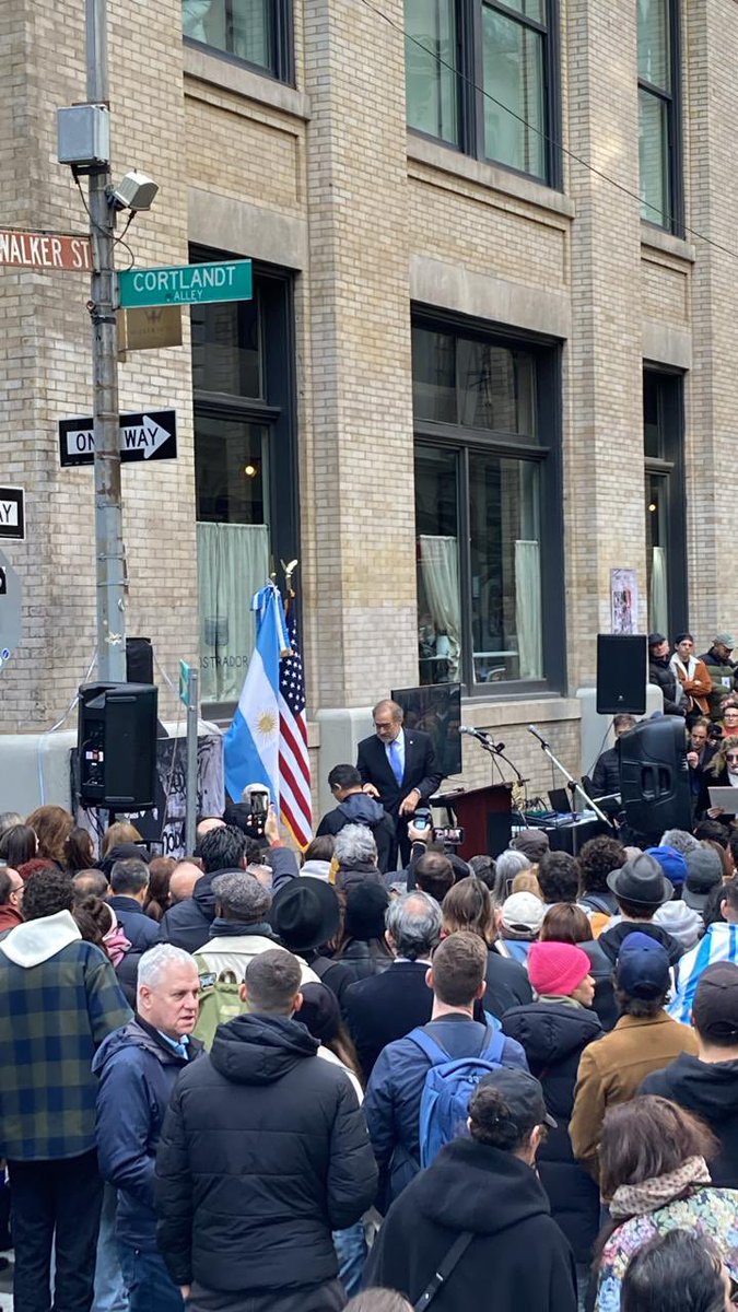 amos_burke's tweet photo. A partir de hoy, la esquina de Walker y Cortland, en Manhattan, se llama Charly Garcia. https://t.co/gnUTbOPXG1