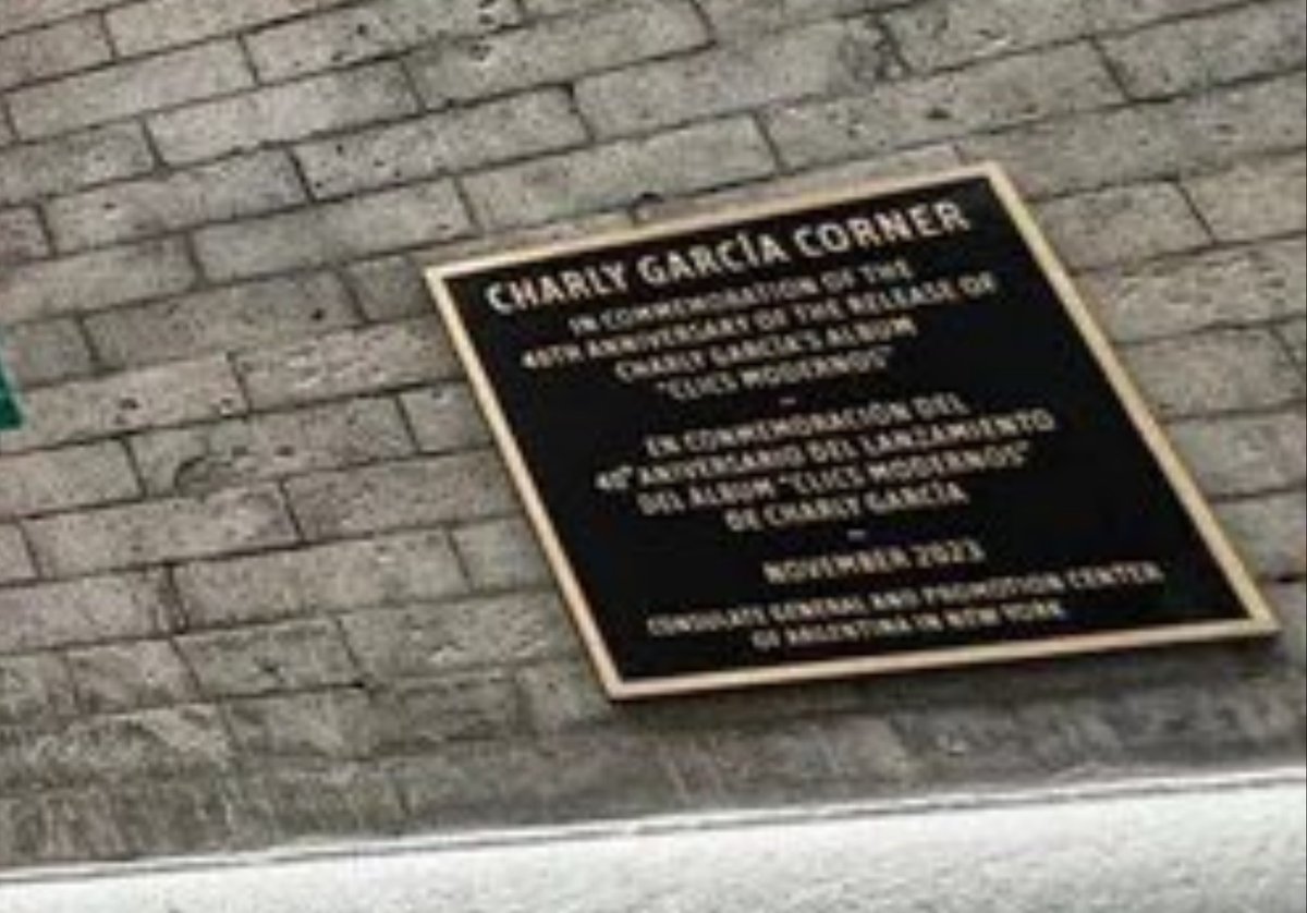 amos_burke's tweet photo. A partir de hoy, la esquina de Walker y Cortland, en Manhattan, se llama Charly Garcia. https://t.co/gnUTbOPXG1