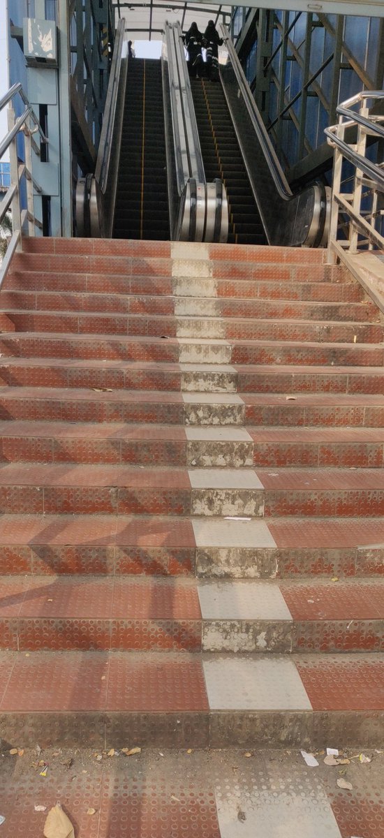 Imjituvyas's tweet photo. @mybmc @IqbalSinghChah2 @mybmcWardKE This escalator of Jogeshwari East, on Society Road Near Ismail Yusuf College &amp; Near Jogeshwari Station is not working from last SIX months. Escalator were built by BMC &amp; I think to be maintain by Mybmc. Please do the needful at earliest. https://t.co/sO46Y3eFZ5