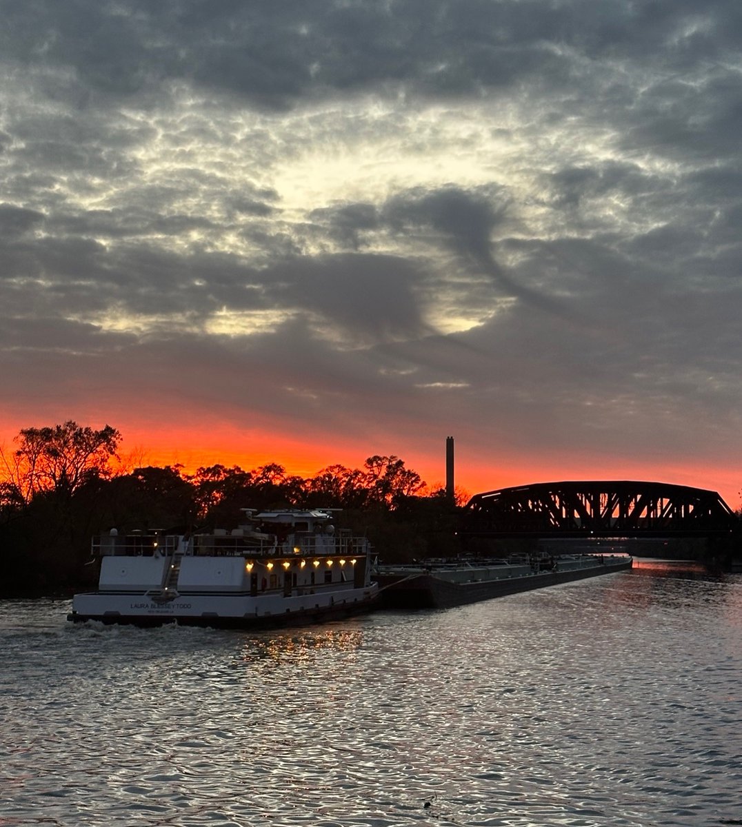 64thNWestern's tweet photo. More bridge pics! Probably the last ones but no promises.
#BlueIsland #CalSag #Barge #Illinois https://t.co/WmIKOnefDi