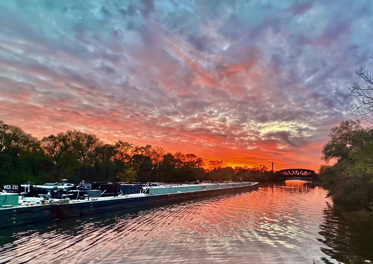 64thNWestern's tweet photo. More bridge pics! Probably the last ones but no promises.
#BlueIsland #CalSag #Barge #Illinois https://t.co/WmIKOnefDi