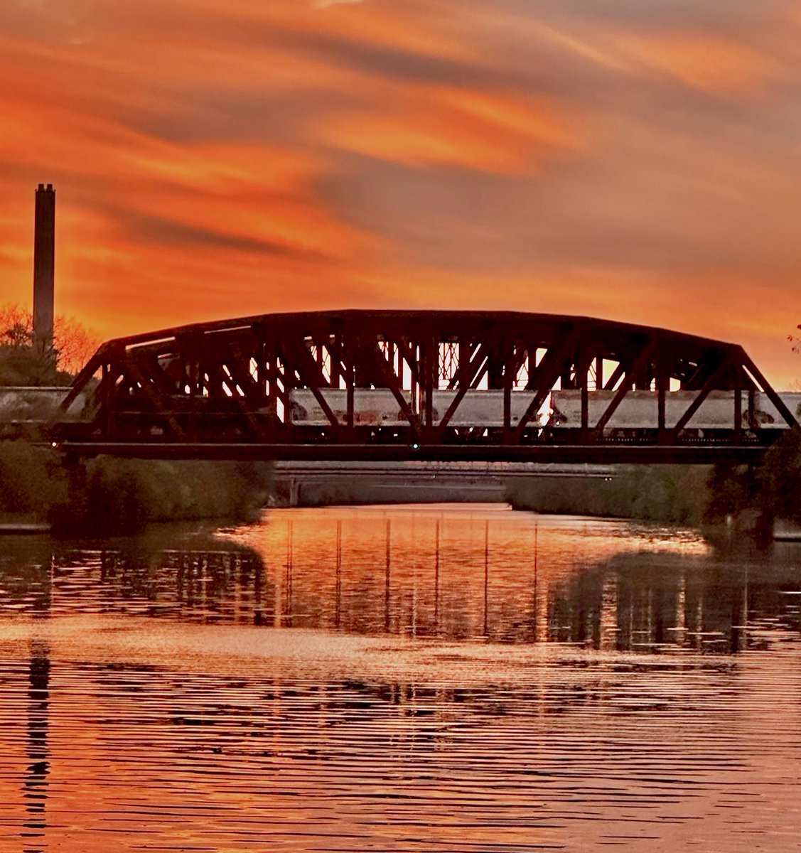 64thNWestern's tweet photo. More bridge pics! Probably the last ones but no promises.
#BlueIsland #CalSag #Barge #Illinois https://t.co/WmIKOnefDi