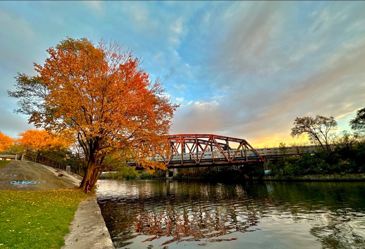 64thNWestern's tweet photo. More bridge pics! Probably the last ones but no promises.
#BlueIsland #CalSag #Barge #Illinois https://t.co/WmIKOnefDi