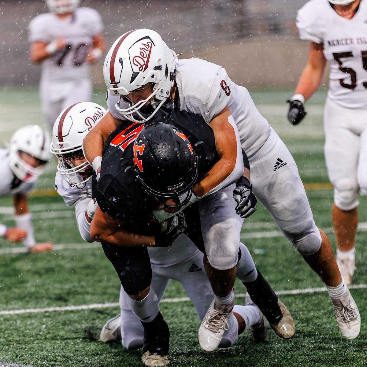 My favorite photo of the season. This was toward the end of the last game, down 30-something points. Even in very bad losses, and in the worst conditions. They. Keep. On. Fighting. 👊 <a href="/CoachDjayy/">DJ Mims</a> <a href="/mercerislandfb/">MercerIslandFootball</a>