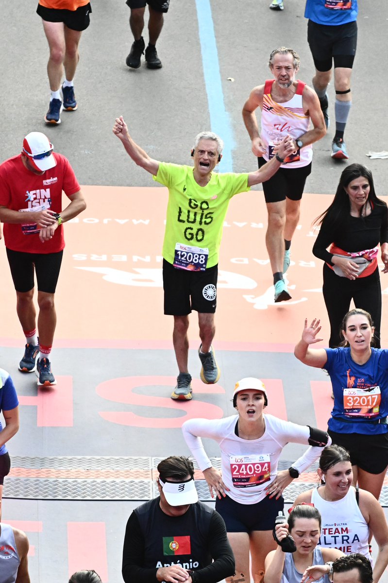 Ayer crucé la meta del maratón de NY a duras penas (5h,47m y 25s). Como vencedor lento, la satisfacción fue inmensa. Pero los gritos solidarios ¡GO Luis GO! de los sonrientes espectadores se transformaron en mi mente en la fuente de energía vital indispensable.