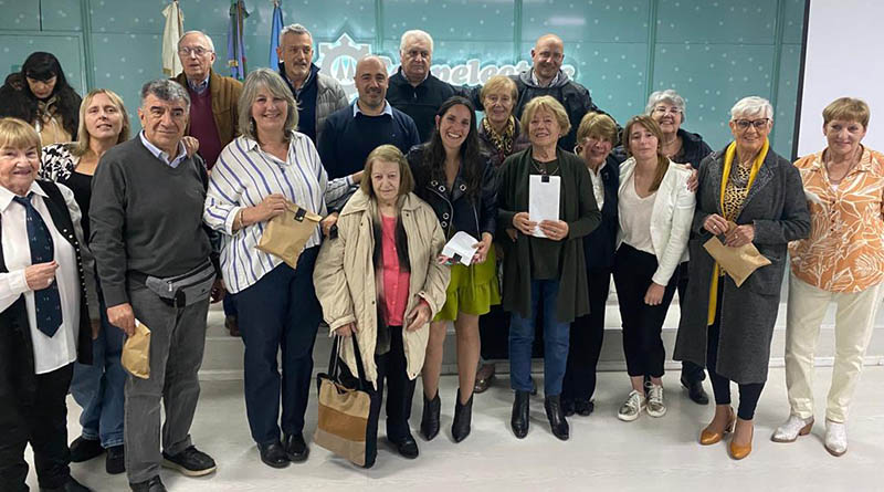 cdnolavarria's tweet photo. ✍️Emotivo cierre del taller “Tejiendo Historias Cooperativas”

Se dictó durante cinco meses como parte de una propuesta cultural destinada a los adultos mayores.

https://t.co/xBLIOSgqi6 https://t.co/OI0gPzxOdp