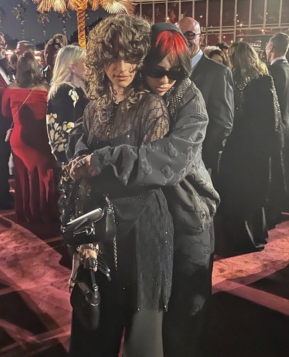 somethinBoutBil's tweet photo. I need Billie to hug me like that https://t.co/cKE8VLIX7H