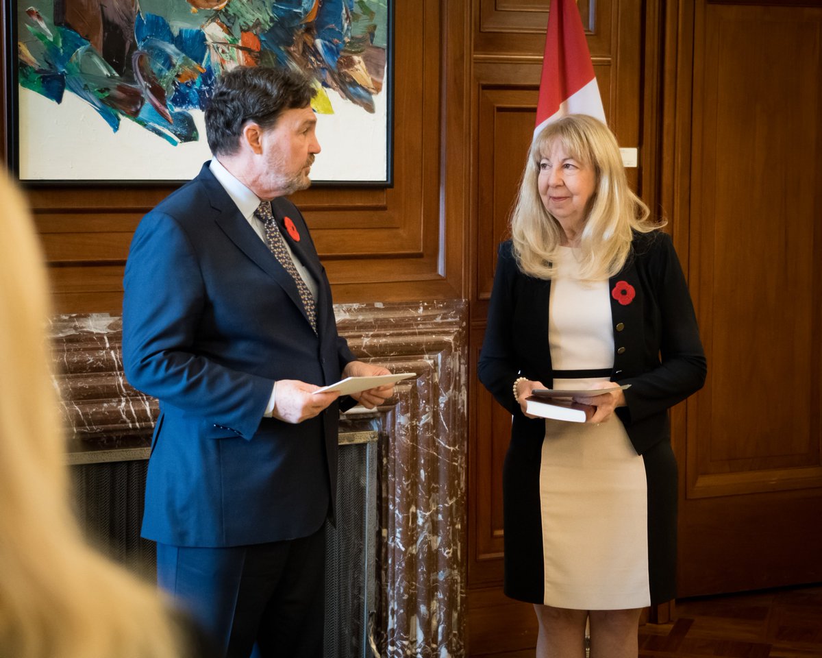 CSC_fra's tweet photo. Aujourd’hui, l’honorable Mary T. Moreau a été assermentée officiellement en tant que juge de la Cour suprême du Canada. La cérémonie privée s’est déroulée à la Cour et a été présidée par le juge en chef Wagner. Consultez la bio de la juge Moreau ici : https://t.co/i2v2PplWK1 https://t.co/M4RYll5n8P