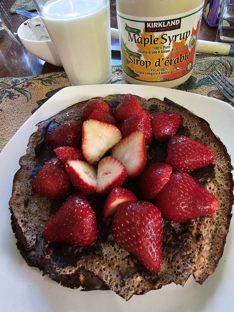 Made choco strawberries crepes! 
No flour and also homemade chocolate paste without any processed sugar 🥰 https://t.co/Os6RaDHAFR