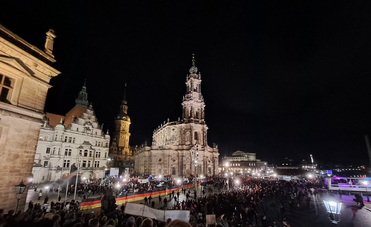 Q̶u̶e̶r̶d̶e̶n̶k̶e̶n̶? 🤮 Querstellen! ✊🙅 tweet media