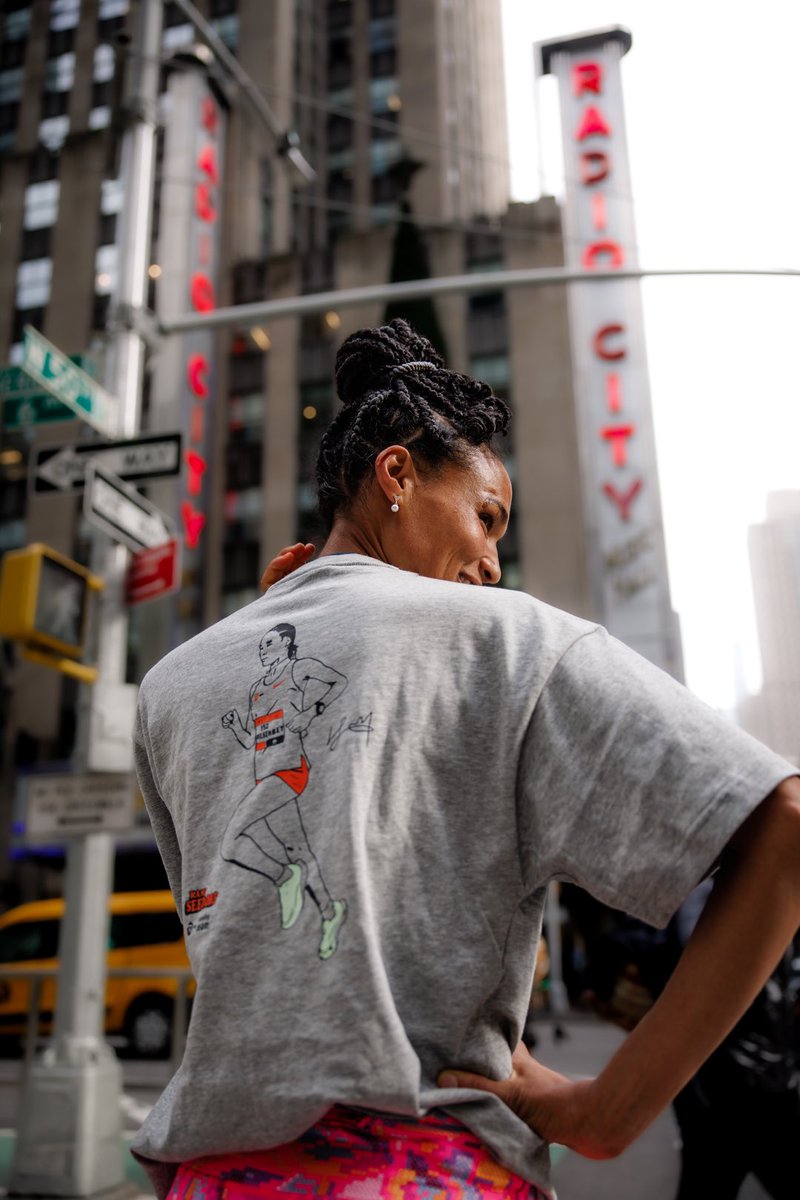 dsmfrunningteam's tweet photo. From NYC to the world. 🗽
Get your piece of history in our webshop: https://t.co/pFHfbznkjJ
#Back2TheStreets https://t.co/ARTbkSdUFa