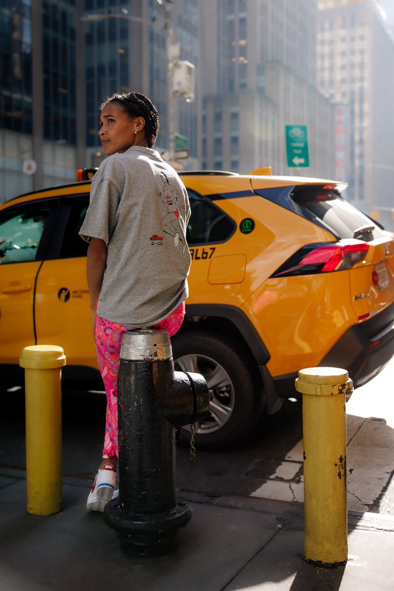 dsmfrunningteam's tweet photo. From NYC to the world. 🗽
Get your piece of history in our webshop: https://t.co/pFHfbznkjJ
#Back2TheStreets https://t.co/ARTbkSdUFa