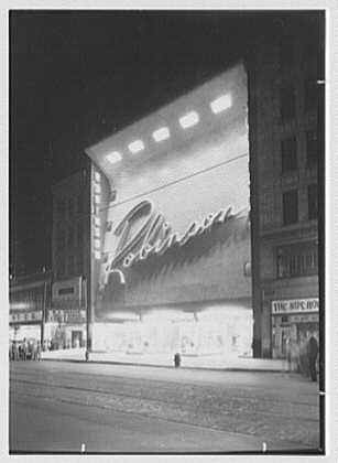 The vast expanse of the former Robinson store building (1946) by retail legend Victor Gruen and his then-wife Elsie Krummeck. Missing its grand cursive signage, it’s still oddly impressive.