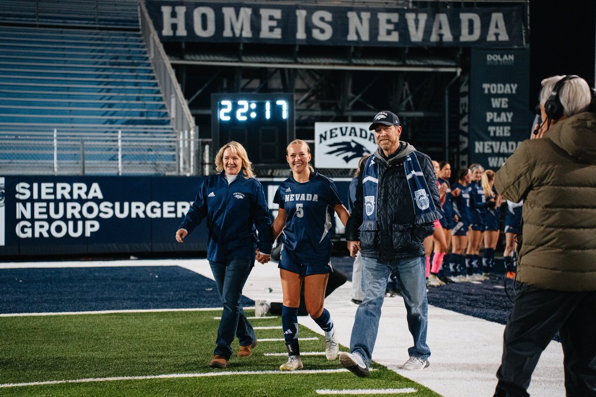 NevadaWSOC's tweet photo. Happy Birthday, @BlakeBrooklyn 🥳🎉

#BattleBorn | #WolfPack150 https://t.co/QEy0yoe41p