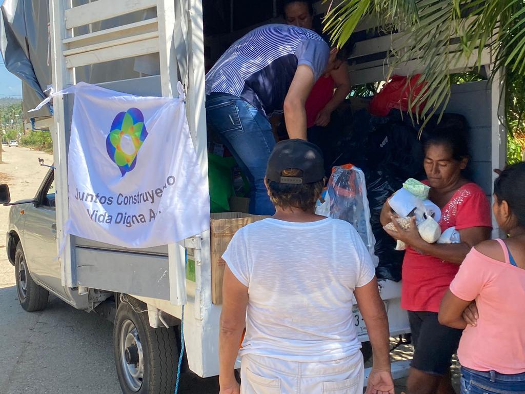 JUCOVID_'s tweet photo. Se logró la entrega de víveres para los damnificados de Guerrero
Agradecemos infinitamente a todos nuestros compañeros por hacerlo posible e invitamos a todos a seguir apoyando a nuestros herman@s.
Estaremos recibiendo sus donativos en la oficina y asambleas.
#SigamosApoyando https://t.co/IB3z8z91Tq