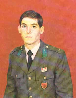yzbprice_'s tweet photo. 1991 yılında Iğdır'da görevli olan Üsteğmen Hakan Özkaner (Almanya'dan dönen) eşi ve çocuğu ile seyahat halindeyken yol kesen (PKK) terör örgütü grubu tarafından eşi ve çocuğunun gözleri önünde yanında bir asker ile birlikte dövülüp, kurşuna dizilmiş... https://t.co/Gr70TmRBQN