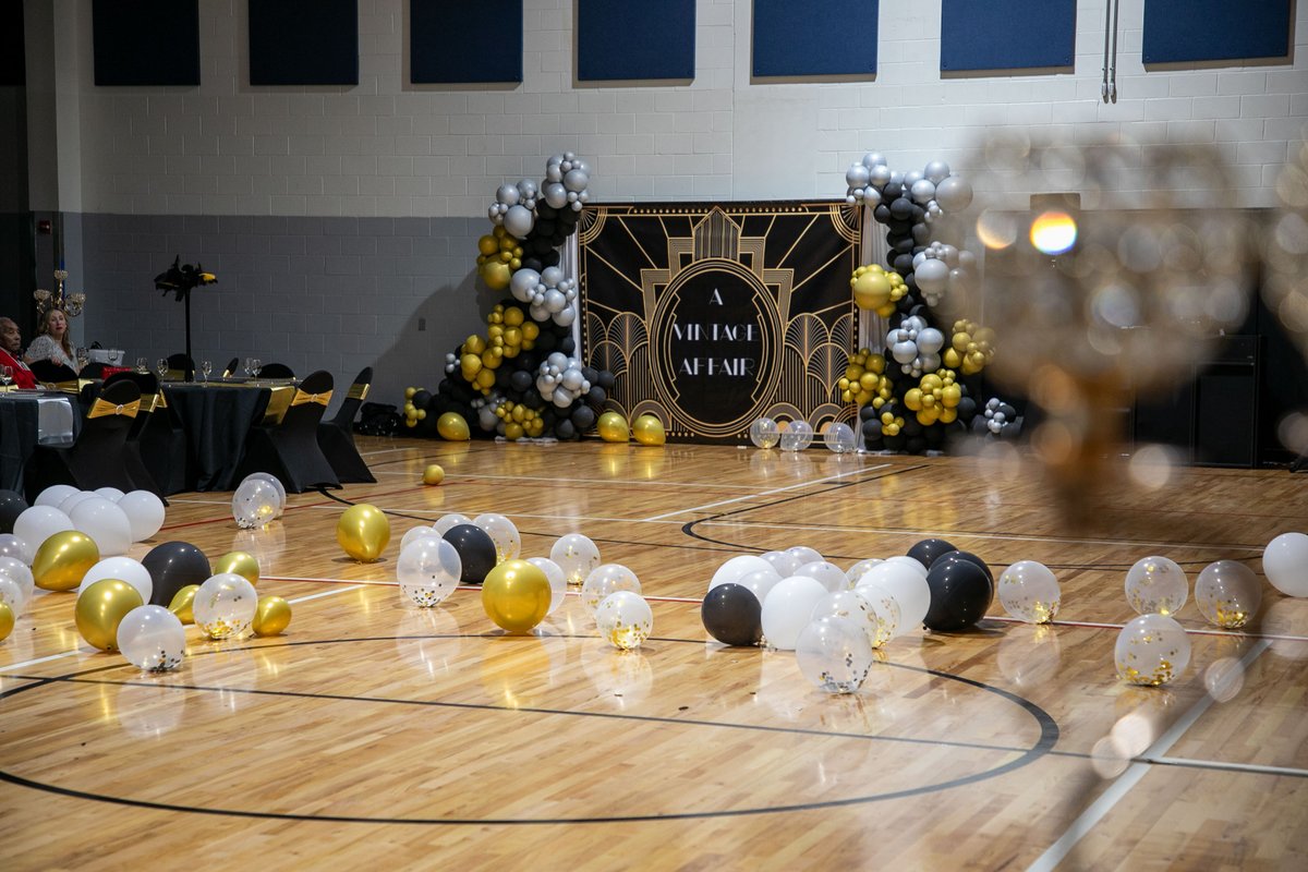 MyClearwater's tweet photo. Recently the North Greenwood Recreation Center hosted a senior prom ✨The recreation center was transformed into an elegant reception venue. The glamorous older adults graced the event with their stunning attire, and the night was filled with fine dining and dancing. https://t.co/fRLCM2cYN8