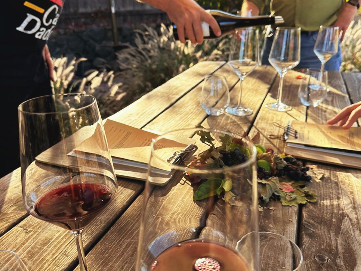 BohemiaSuites's tweet photo. Continuamos nuestro viaje por EEUU 🇺🇸 hasta el Condado de Sonoma, en California, famoso en todo el mundo por sus vinos, sus impresionantes paisajes y sus bodegas.🍷 Una de esas joyas es #BlueFarm, fundada en 2001 por Anne Moller-Racke. 🍇 https://t.co/pHldfY0fl5