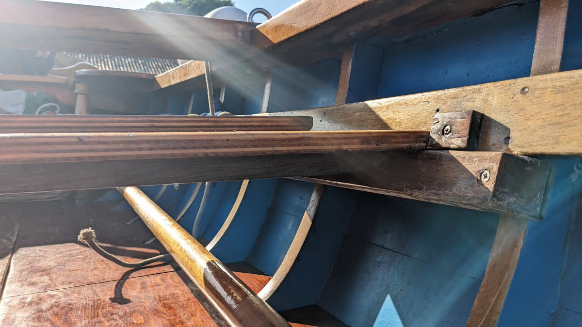 LJ_Pritchard's tweet photo. Sometimes I can't believe my life. Spent the morning fixing a beautiful #BatelaCodaDiGambero for @rowvenice in the sunshine. #VogaAllaVeneta #Rowing #RowingLessons #MaestraDAscha #Venezia #Venice #LivingOnWater https://t.co/x0VhrmiMvA