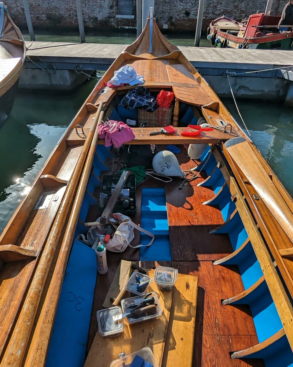 LJ_Pritchard's tweet photo. Sometimes I can't believe my life. Spent the morning fixing a beautiful #BatelaCodaDiGambero for @rowvenice in the sunshine. #VogaAllaVeneta #Rowing #RowingLessons #MaestraDAscha #Venezia #Venice #LivingOnWater https://t.co/x0VhrmiMvA