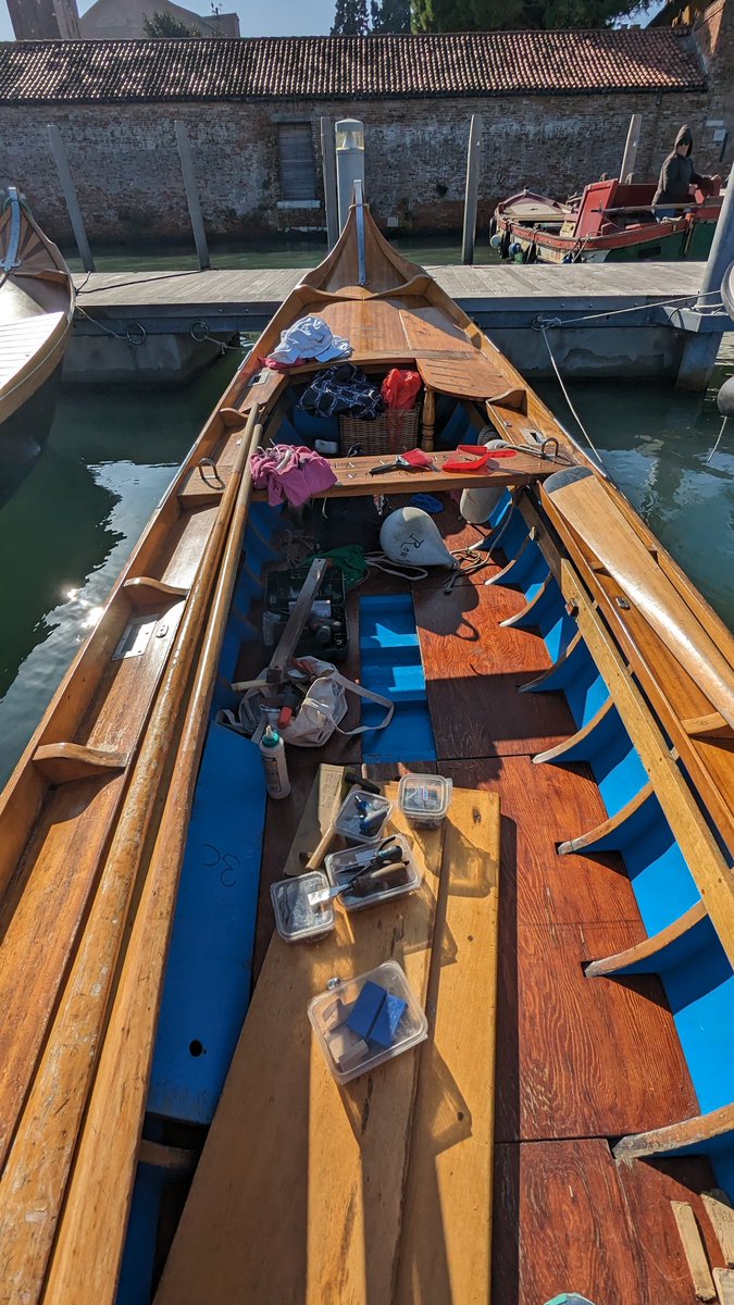 LJ_Pritchard's tweet photo. Sometimes I can't believe my life. Spent the morning fixing a beautiful #BatelaCodaDiGambero for @rowvenice in the sunshine. #VogaAllaVeneta #Rowing #RowingLessons #MaestraDAscha #Venezia #Venice #LivingOnWater https://t.co/x0VhrmiMvA