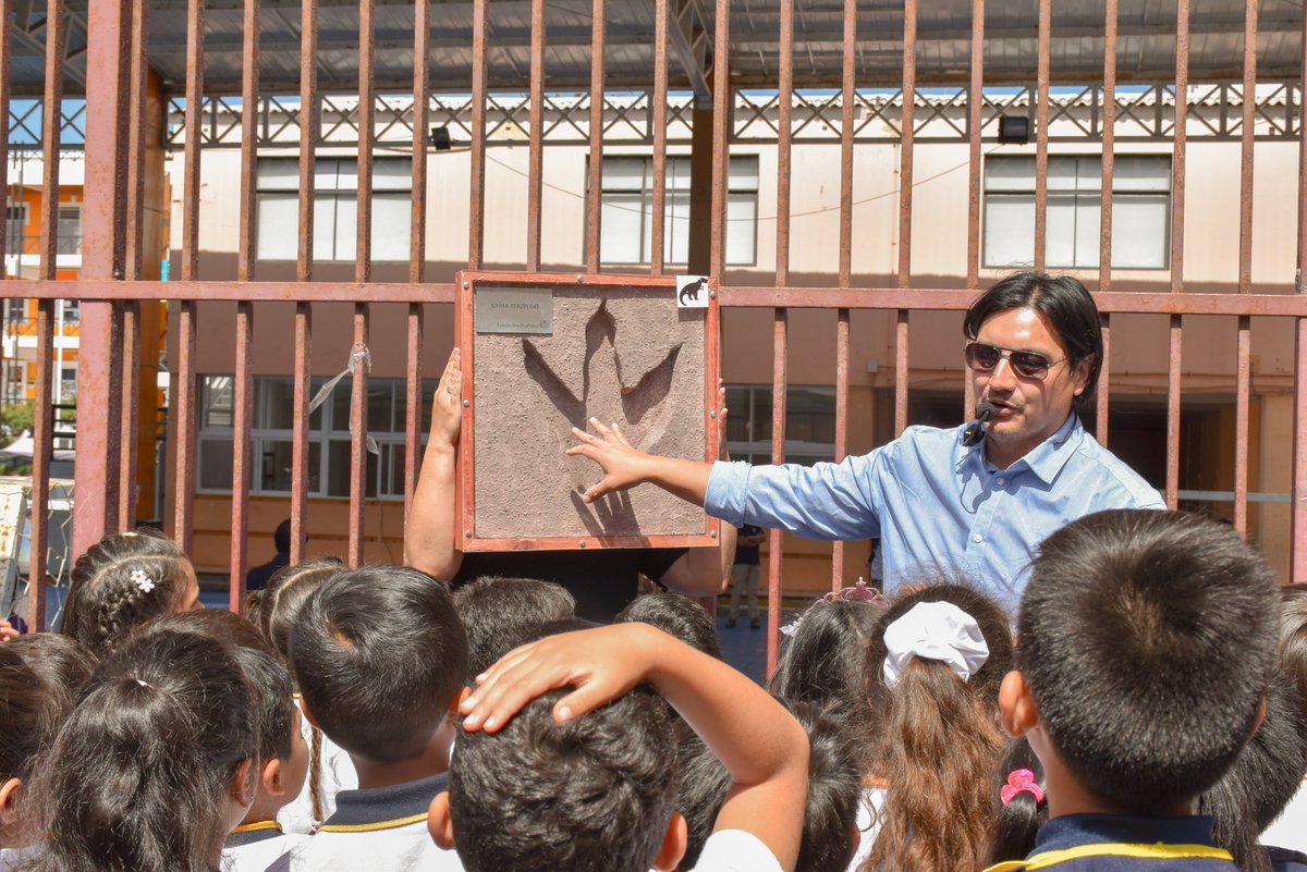 ExploraTarapaca's tweet photo. #MiniPipe 🦕

📌Junto a nuestro asesor científico, el paleontólogo de la Fundación ProPaleo, Dario Bravo, realizamos una educativa charla sobre el tesoro paleontológico de #Tarapacá a niñas y niños de kinder y prekinder del Colegio Inglés de #Iquique 🦖 https://t.co/fygtXYX2ef