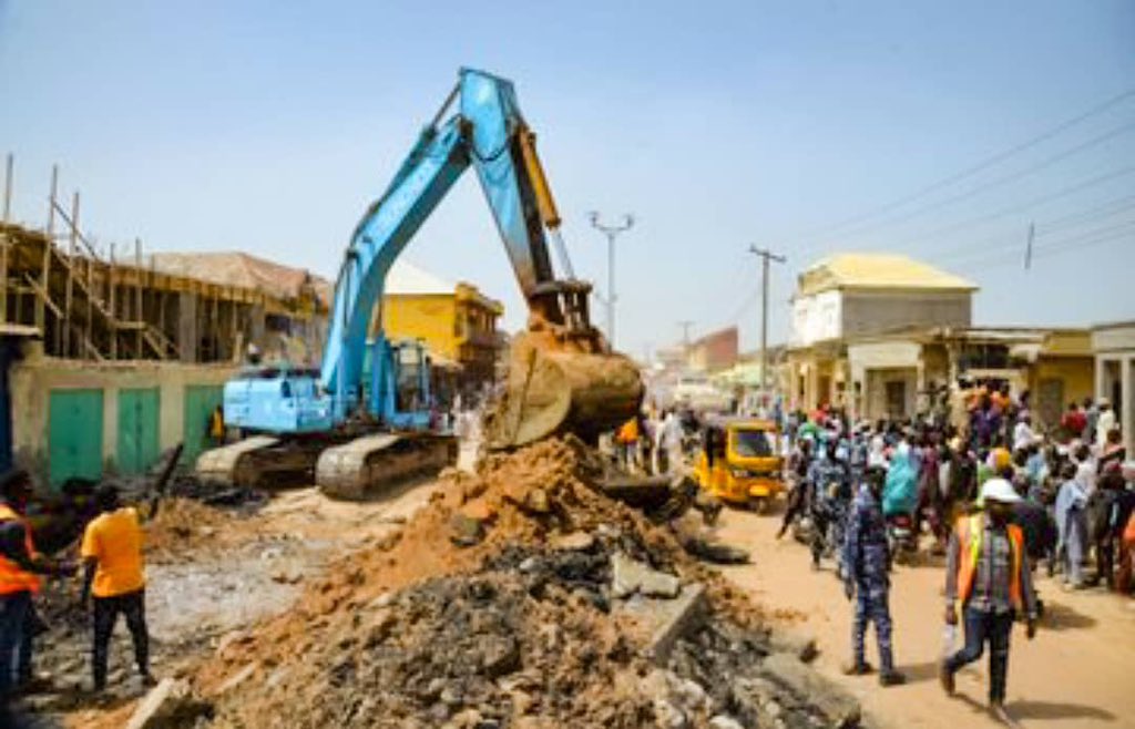 daudalawal_'s tweet photo. I charged them to deliver a standard job befitting the people of Zamfara. 

I do not doubt that the Gusau Urban Renewal project will not only give our state capital the necessary facelift but will also sharply improve the productivity of our people. https://t.co/6GET4h1YrX