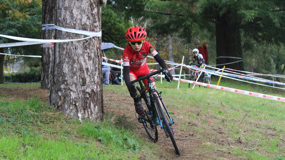 VsValletais's tweet photo. ⚪ 𝗟𝗘𝗦 𝗥𝗘𝗦𝗨𝗟𝗧𝗔𝗧𝗦 𝗗𝗘𝗦 𝗥𝗘𝗗'𝗦 🔴

Jean Soulard de nouveau vainqueur à Challans puis à Ste-Gemmes-S/Loire en U11 !
Lilian Morinière s'illustre également dans cette dernière course en U17. (2e)

#résultat #podium #équipe #TerredeJeux2024 #vallet #suivezlesreds https://t.co/w9F5R3AiCk