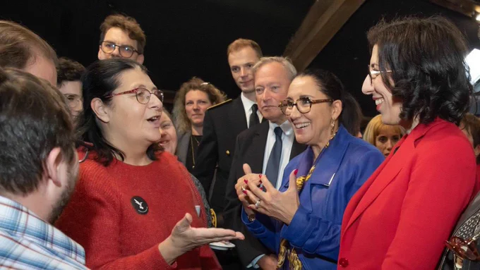 Les deux ministres échangent avec les comédiennes et comédiens permanents en situation de handicap de la compagnie de L’Oiseau Mouche. Toutes les personnes sont souriantes.