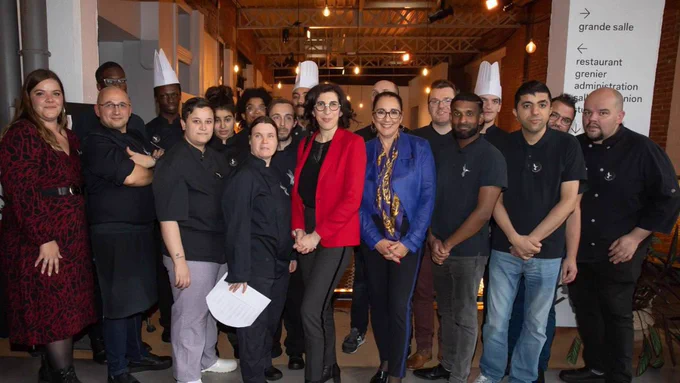 Les deux ministres posent pour une photographie avec les serveuses, serveurs, cuisinières, cuisiniers en situation de handicap du restaurant L’Oiseau Mouche