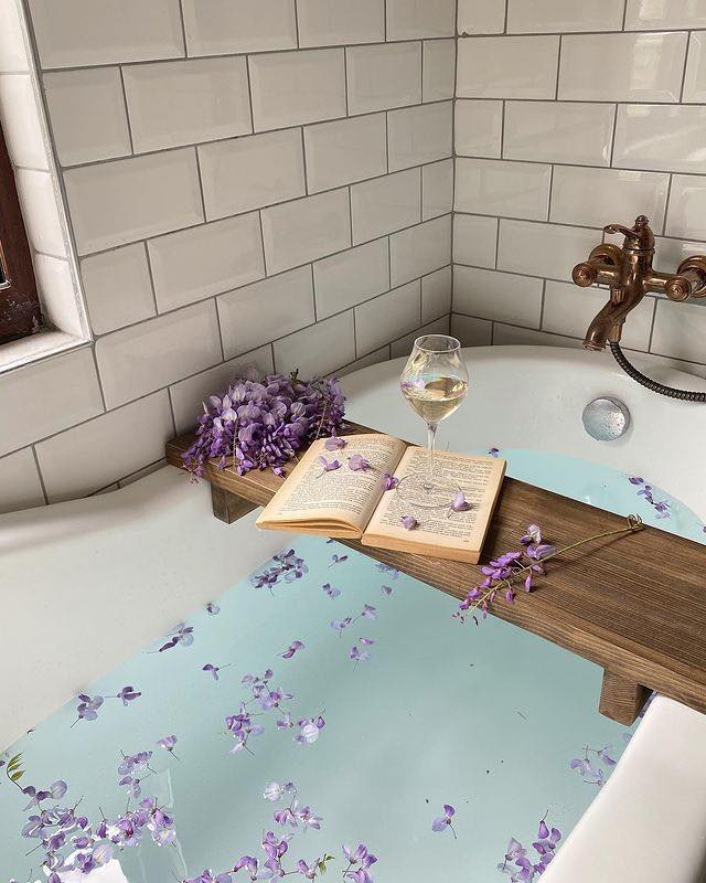 FejeBookstore's tweet photo. 🛁📖 Who's up for some next-level relaxation? 📚
@dariabydasha

#fejebookstore #onlinebookstore #BookLovers #BathTimeBliss #ReadingInStyle #BookWorm #readingcommunity https://t.co/auaJIkfrZT
