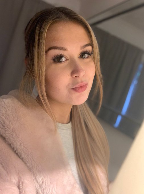 Getting colder isn't it... Can you warm me up? ❤️ https://t.co/16EsGsBL5o