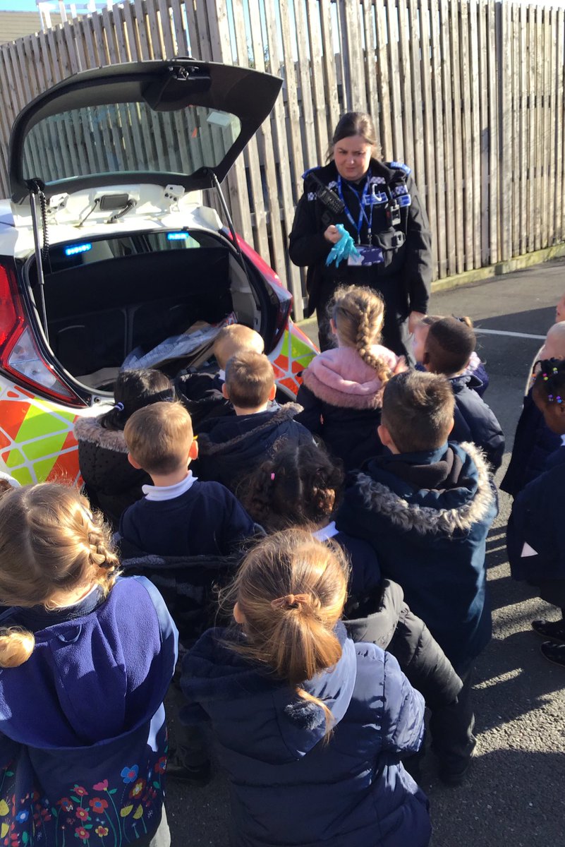 HFHAEarlyYears's tweet image. Spending the first day back with a special visit from our local Police. 🚔 PCSO Bennett came to visit the children to talk to them about her important role and how she helps others in connection with our enquiry - What makes a community? #adultconnections #authenticexperiences