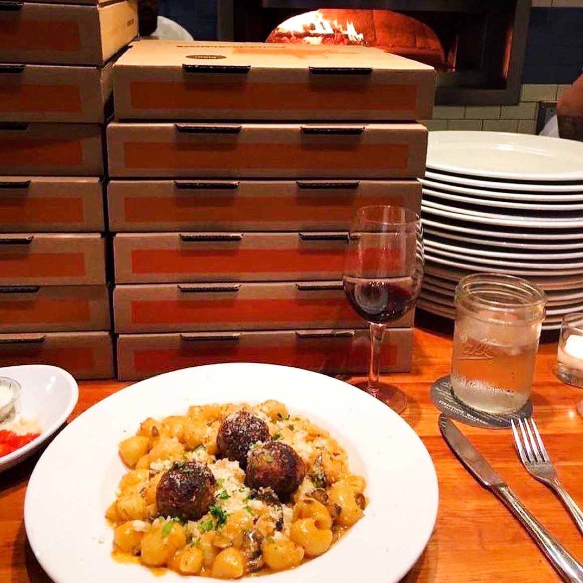 Meatball lovers, unite! Add our signature meatballs to your favorite pasta or pizza, or go all out with the Meatball App – a skillet of pomodoro, hearty toast, and 3 flavorful meatballs. Buon appetito! 🍝🍷