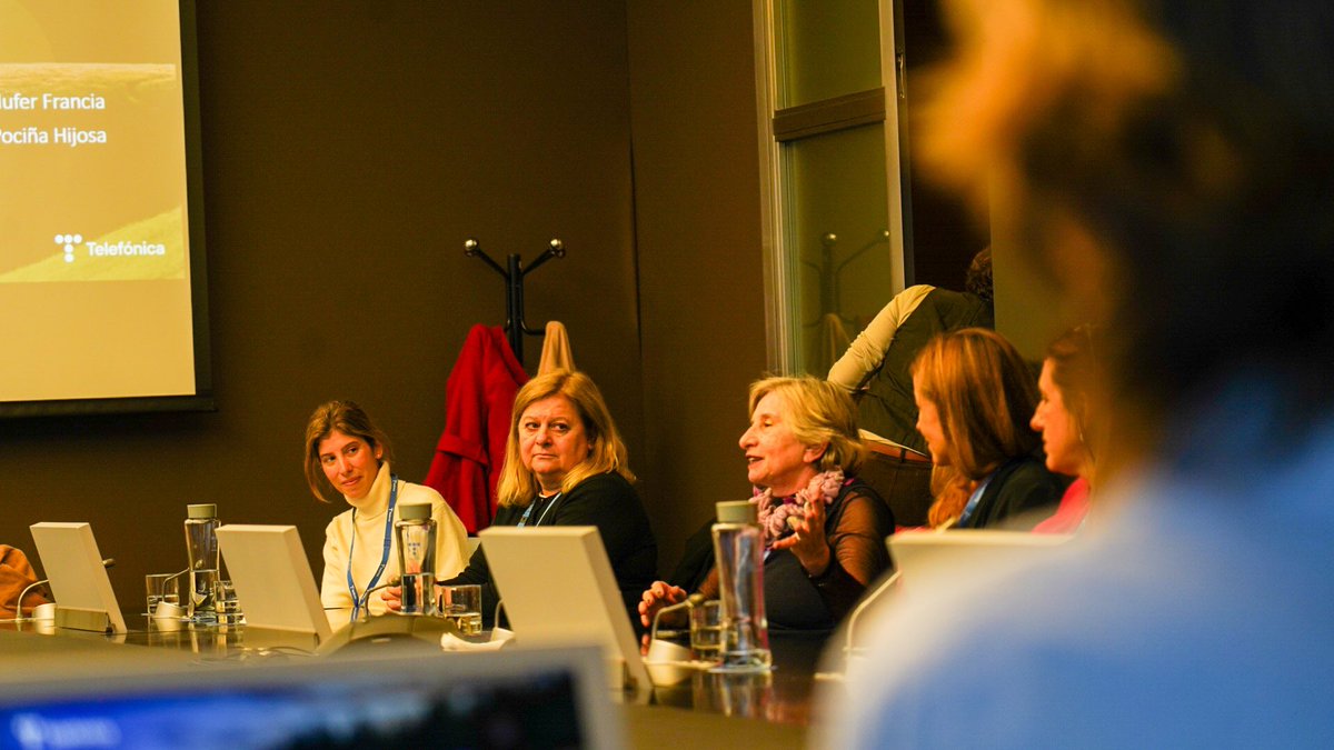 iniciativapp's tweet photo. ¡Momento de inspiración en la sede mundial de Telefónica en Madrid! 🏢💚 Trinidad Jiménez y Ana Belén Pociña nos guiaron en una charla sobre sostenibilidad y compartimos un almuerzo lleno de ideas. 🌍🍽️ Más de 10,000 m2 dedicados a la innovación y la formación de talento. 💡🌱 https://t.co/vC6J3pKKqx