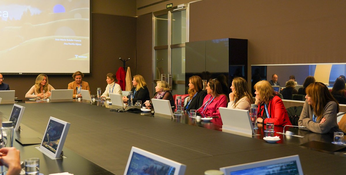 iniciativapp's tweet photo. ¡Momento de inspiración en la sede mundial de Telefónica en Madrid! 🏢💚 Trinidad Jiménez y Ana Belén Pociña nos guiaron en una charla sobre sostenibilidad y compartimos un almuerzo lleno de ideas. 🌍🍽️ Más de 10,000 m2 dedicados a la innovación y la formación de talento. 💡🌱 https://t.co/vC6J3pKKqx