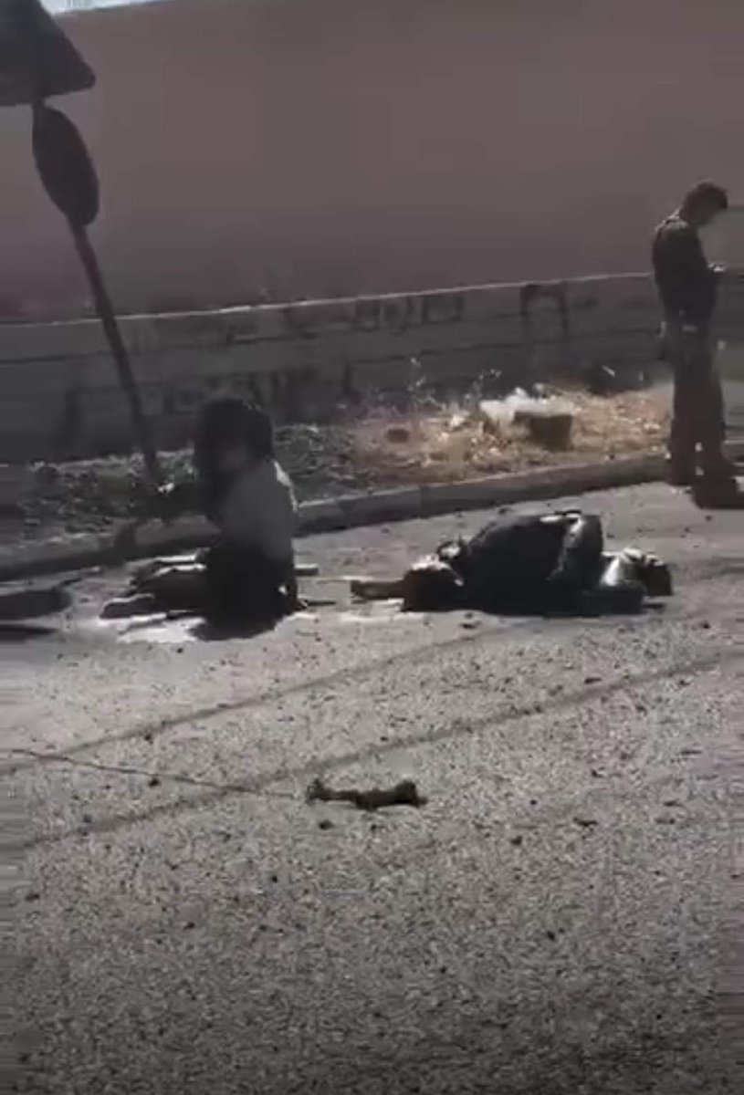 لە هەر ماڵێکی  تورکی  ڕەگەزپەرست  لەشفرۆشێک هەیە،
لە هەر ماڵێکی کوردی بەشەرەف  گەریلایەک هەیە.

                                          🖤