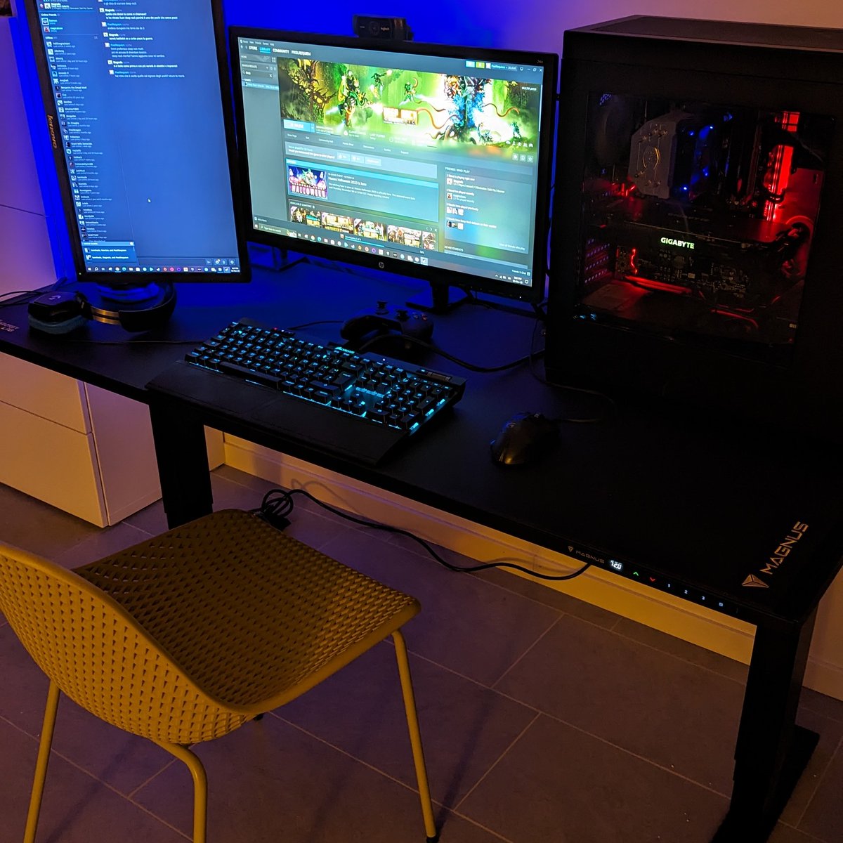PixelRequiem's tweet image. Got the #Secretlab MAGNUS desk but don't have the gaming chair to match😂
