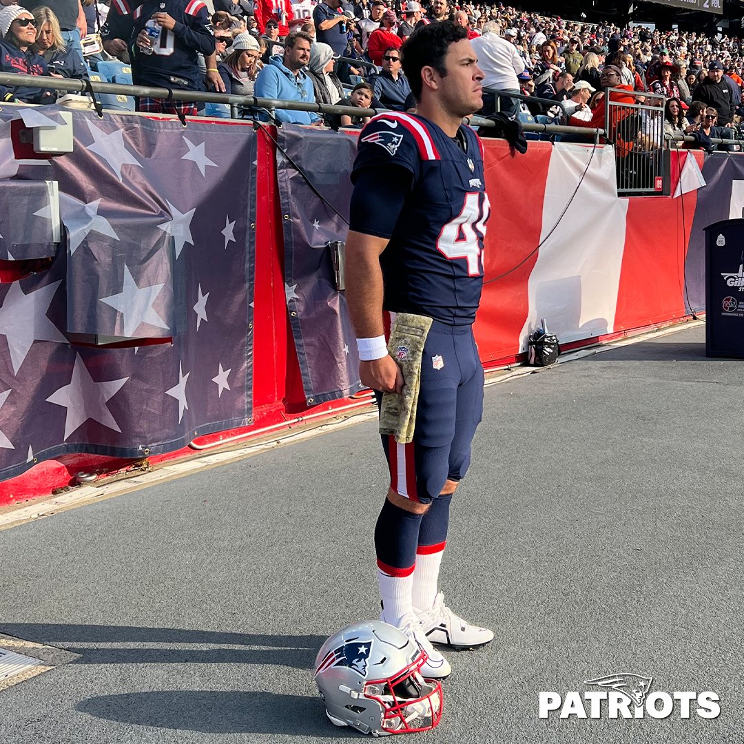 Patriots #SaluteToService Award nominee, @joecardona49, stood at attention during yesterday’s halftime enlistment ceremony for U.S. Army and Massachusetts National Guard soldiers.