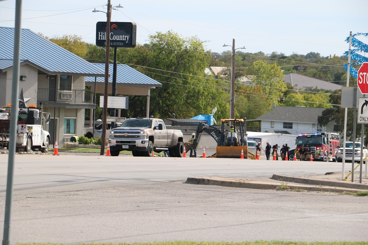 Daily_Trib's tweet photo. A portion of N US-281 near Hill Country Inn in Marble Falls is shut down as officials and ATMOS Energy employees address a gas leak. Drivers should avoid the area, use other routes. There is no timeline for when the roadway will be safe to drive. Staff photo by Nathan Bush https://t.co/MOwmNbBeBb